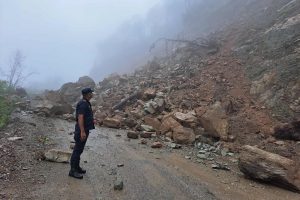 मदनभण्डारी राजमार्गअन्तर्गत रिडी–तम्घास सडक अवरुद्ध