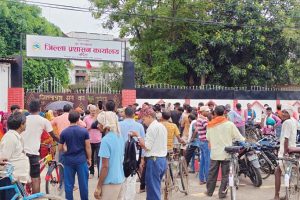 मल पाउन प्रशासन कार्यालयमा धर्ना