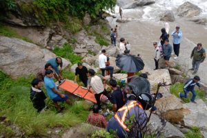 जुम्लाबाट सुर्खेतका लागि छुटेकाे जीप कालीकाेटमा दुर्घटना, ७ जना घाइते