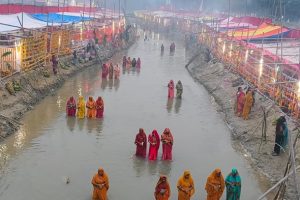 उदाउँदो सूर्यलाई अघ्र्य दिँदै मधेशमा छठ पर्व सम्पन्न : ‘छठके सनेस’ सुरु 