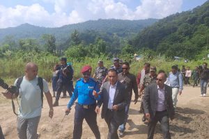 इलामको बाढी प्रभावित क्षेत्रमा मन्त्री घिसिङ : सरोकारवालासँग छलफल