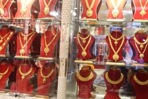 सुनको भाउ आज पनि घट्यो : सुन तोलाको २ लाख ३६ हजार ३००