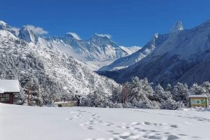 सगरमाथाको खुम्बु क्षेत्रमा असोज तेस्रो हप्तामै हिमपात