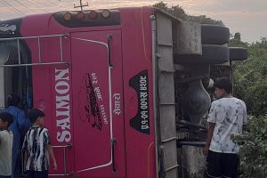 झापामा रात्री बस दुर्घटना : १९ जना घाइते