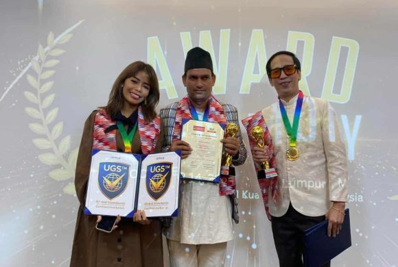 हिमालय इंग्लिस स्कुलका प्रिन्सिपल खनाललाई उत्कृष्ट प्रिन्सिपल अवार्ड