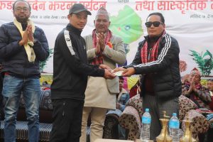 आगलागीपीडितलाई मन्त्री हाङ्गामको आर्थिक सहयोग