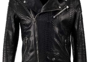 विराटनगरमा भारतबाट ल्याइएका छालाका ज्याकेट र पार्टी सुज बरामद