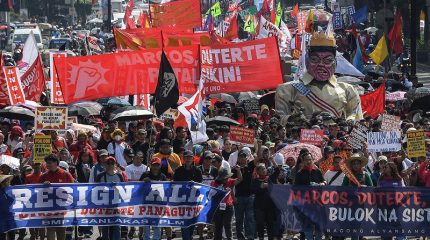फिलिपिन्समा भ्रष्टाचार काण्डमा राष्ट्रपतिकाे राजीनामा माग गर्दै ठूलाे प्रदर्शन