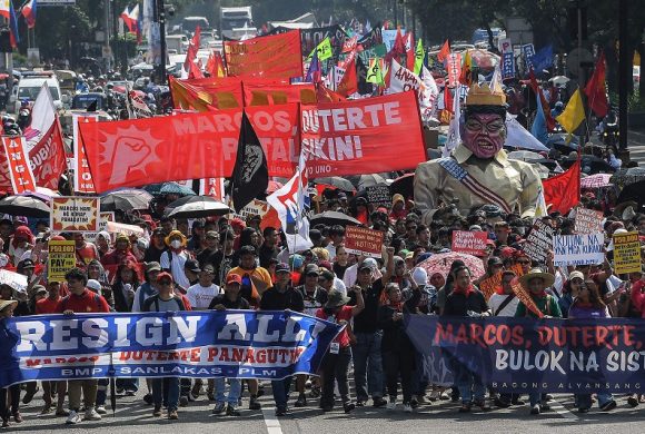 फिलिपिन्समा भ्रष्टाचार काण्डमा राष्ट्रपतिकाे राजीनामा माग गर्दै ठूलाे प्रदर्शन