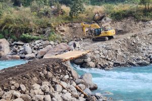 तमोर नदीमा मोटर गुड्ने काठको अस्थायी पुल निर्माण