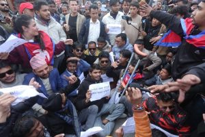 सर्वपक्षीय सरकार गठनको माग गर्दै माइतीघरमा भएको प्रदर्शनमा प्रहरीको हस्तक्षेप