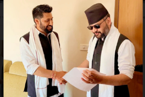 बालेनले लिए रविको हातबाट झापा–५ को टिकट