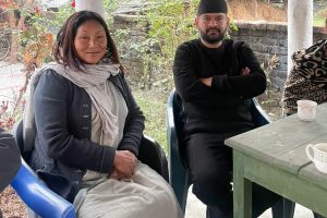 झापा,५ का उम्मेदवार बालेन शाहद्वारा झापा,२ की उम्मेदवार इन्दिरा रानामगरको घरमै पुगेर समर्थन