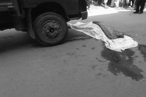 सडकमा लडेका दुई सवारीमाथि टिप्परको ठक्कर, एक जनाको निधन