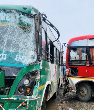 उर्लाबारीमा दुई बस ठोक्किँदा ९ जना घाइते