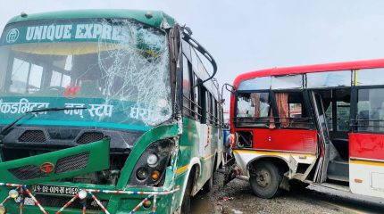 उर्लाबारीमा दुई बस ठोक्किँदा ९ जना घाइते
