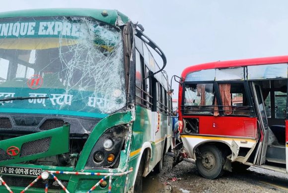 उर्लाबारीमा दुई बस ठोक्किँदा ९ जना घाइते