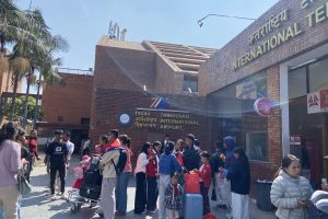 अलपत्र परेका यात्रुलाई खाना र बस्नको लागि लोकतान्त्रिक होटल व्यवसायी सङ्घद्वारा व्यवस्था