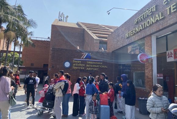 अलपत्र परेका यात्रुलाई खाना र बस्नको लागि लोकतान्त्रिक होटल व्यवसायी सङ्घद्वारा व्यवस्था