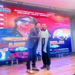 अमेरिकाको न्यूयोर्कका एसेम्ली मेम्बर स्टेभेन रागाले गरे गायक बिजय लामालाई सम्मान