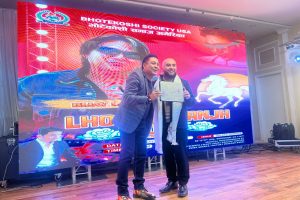 अमेरिकाको न्यूयोर्कका एसेम्ली मेम्बर स्टेभेन रागाले गरे गायक बिजय लामालाई सम्मान