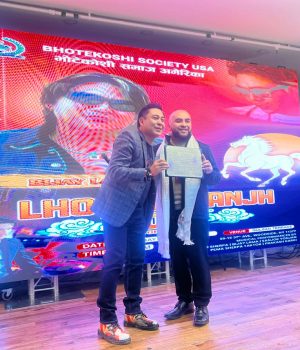 अमेरिकाको न्यूयोर्कका एसेम्ली मेम्बर स्टेभेन रागाले गरे गायक बिजय लामालाई सम्मान