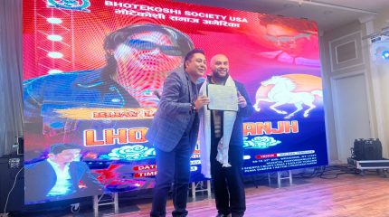 अमेरिकाको न्यूयोर्कका एसेम्ली मेम्बर स्टेभेन रागाले गरे गायक बिजय लामालाई सम्मान