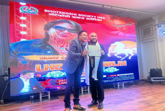 अमेरिकाको न्यूयोर्कका एसेम्ली मेम्बर स्टेभेन रागाले गरे गायक बिजय लामालाई सम्मान