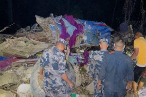 दाउन्नेमा ट्रकले बस र पिकअपलाई ठक्कर दिँदा तीन जनाको मृत्यु, १५ घाइते