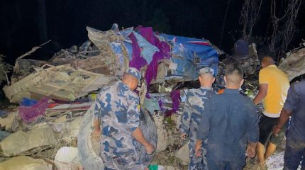 दाउन्नेमा ट्रकले बस र पिकअपलाई ठक्कर दिँदा तीन जनाको मृत्यु, १५ घाइते