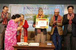 किरण खरेललाई परशु-कल्पना स्रष्टा सम्मान समर्पण