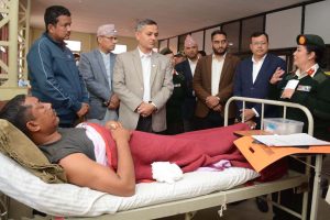 गृहमन्त्री अर्यालद्वारा रामेछाप सवारी दुर्घटनाका घाइतेको अवस्थाबारे जानकारी