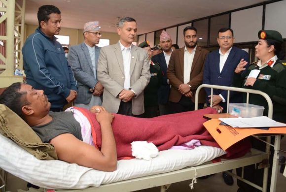 गृहमन्त्री अर्यालद्वारा रामेछाप सवारी दुर्घटनाका घाइतेको अवस्थाबारे जानकारी