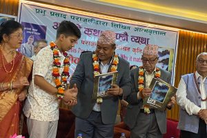 हजुरबुवा र नातिका कृति एउटै मञ्चबाट सार्वजनिक