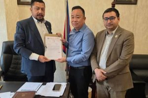 मन्त्रीसमक्ष घाइते विद्युत् कर्मचारी देवीप्रसाद निरौलालाई आर्थिक सहयोगको माग