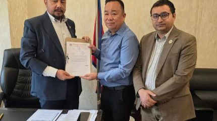 मन्त्रीसमक्ष घाइते विद्युत् कर्मचारी देवीप्रसाद निरौलालाई आर्थिक सहयोगको माग