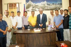 मूल्यवृद्धि र अभावका कारण पूर्वाधार निर्माणमा जटिलता, व्यवसायीले मुख्यमन्त्रीलाई बुझाए ज्ञापनपत्र