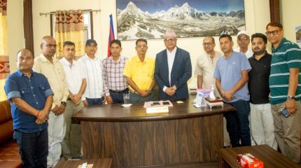 मूल्यवृद्धि र अभावका कारण पूर्वाधार निर्माणमा जटिलता, व्यवसायीले मुख्यमन्त्रीलाई बुझाए ज्ञापनपत्र