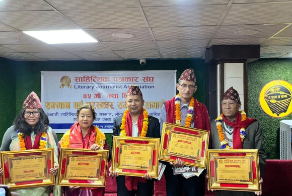 कवि एवं पत्रकार नवोदित ‘व्यथित काव्य सम्मान’ बाट सम्मानित