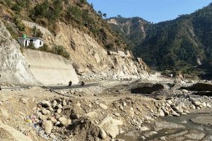 रोशी खोलामा पानीको बहाव बढेपछि बीपी राजमार्ग अनिश्चितकालीन बन्द