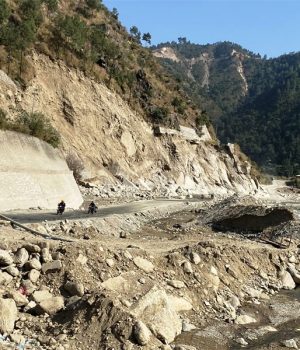 रोशी खोलामा पानीको बहाव बढेपछि बीपी राजमार्ग अनिश्चितकालीन बन्द