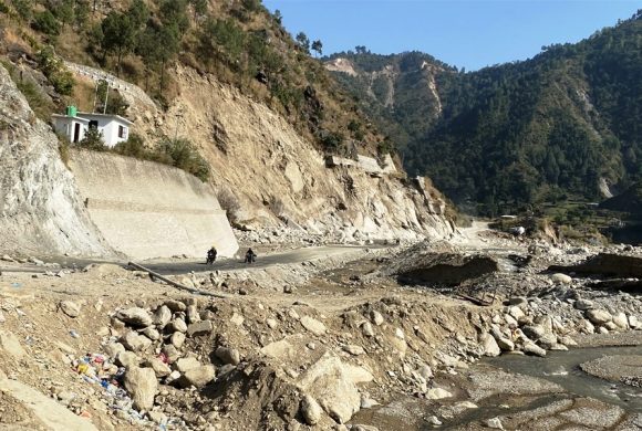 रोशी खोलामा पानीको बहाव बढेपछि बीपी राजमार्ग अनिश्चितकालीन बन्द