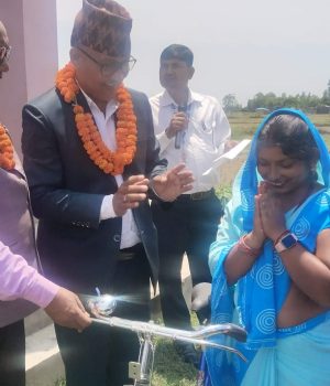 स्वास्थ्य स्वयमसेविकालाई साइकल सहयोग