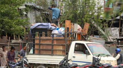 बस्ती छाड्दै मनोहराका सुकुम्बासी, नक्कली सुकुम्बासीले अधिकांश घरटहरा भाडामा लगाएको भेटियो