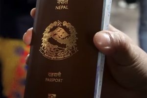 राहदानी सेवाग्राहीका घरमा पुर्‍याउँदै चितवन प्रशासन