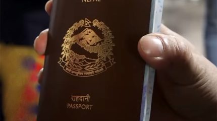 राहदानी सेवाग्राहीका घरमा पुर्‍याउँदै चितवन प्रशासन