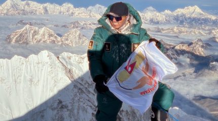 सांसद शेर्पाद्वारा सङ्घीय संसद्को ‘लोगो’ सहित सगरमाथा आरोहण