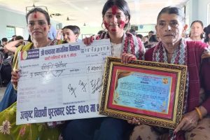 एसईईमा ४ जीपीए ल्याउने स्वीकृतिलाई ५० हजार नगदसहित भव्य सम्मान, पञ्चायत माविको घोषणा– अब उत्कृष्ट विद्यार्थीलाई निःशुल्क पढाइ !