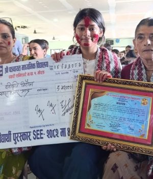 एसईईमा ४ जीपीए ल्याउने स्वीकृतिलाई ५० हजार नगदसहित भव्य सम्मान, पञ्चायत माविको घोषणा– अब उत्कृष्ट विद्यार्थीलाई निःशुल्क पढाइ !