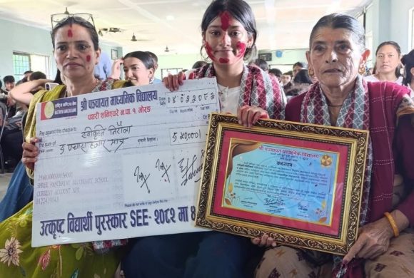एसईईमा ४ जीपीए ल्याउने स्वीकृतिलाई ५० हजार नगदसहित भव्य सम्मान, पञ्चायत माविको घोषणा– अब उत्कृष्ट विद्यार्थीलाई निःशुल्क पढाइ !